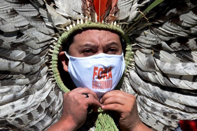El líder indígena Kretan Kaingang protesta contra el presidente de Brasil, Jair Bolsonaro, por su manejo de la pandemia.