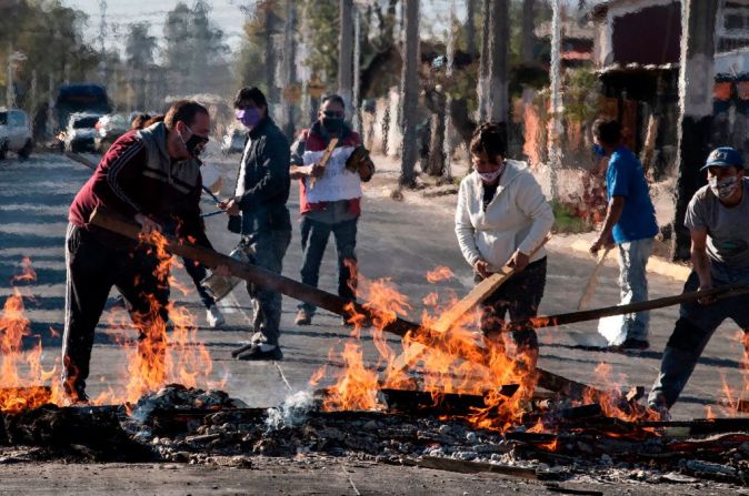 Manifestantes encienden una barricada durante una protesta contra el gobierno del presidente de Chile, Sebastián Piñera, de cara al coronavirus en el país.