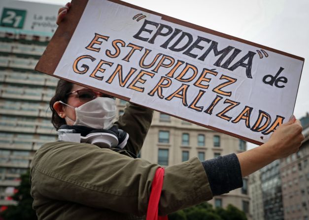 Protesta de dueños de pequeñas empresas afectados por la cuarentena obligatoria impuesta en Argentina.