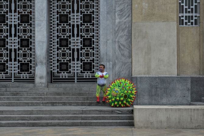 Hombre con disfraz de coronavirus en Medellín tras presentación artística para concientizar a la población.