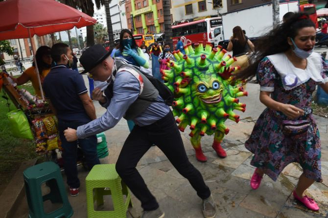 Artistas se presentan en la Plaza Botero de Medellín como parte de una campaña de concientización para frenar la propagación del coronavirus.