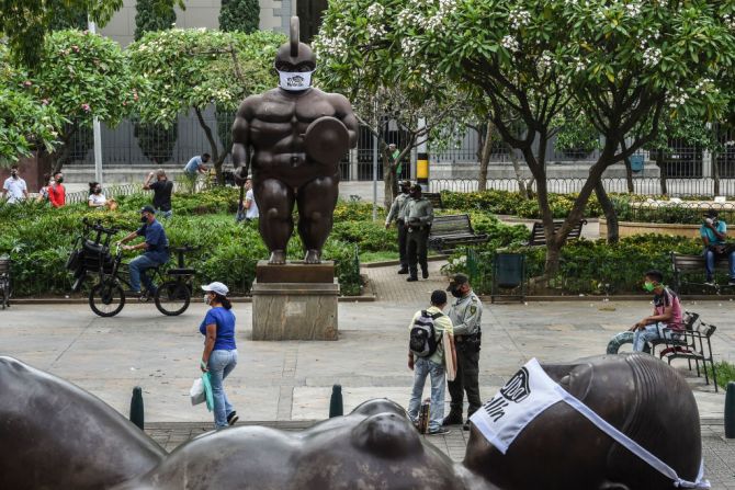 Estatuas del artista colombiano Fernando Botero con tapabocas como forma de concientizar a la gente para frenar la propagación del coronavirus en el país.