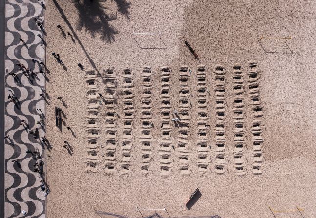 Vista aérea de las fosas cavadas por la ONG Río de Paz en Copacabana.
