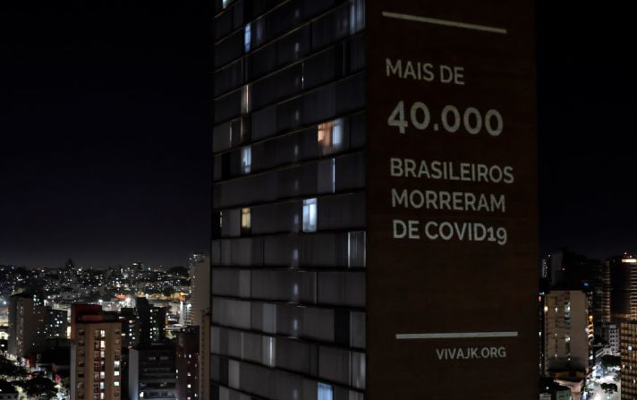 "Más de 40.000 brasileños murieron por covid-19": se proyecta en una de las torres del edificio JK, por el movimiento VivaJK, en Belo Horizonte, Minas Gerais, Brasil.