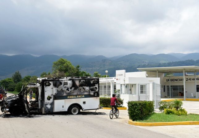 Una ambulancia fue incendiada por residentes que protestan contra la supuesta falta de coordinación de las autoridades municipales para combatir el dengue y el covid-19 en Villa las Rosas, Chiapas, México.