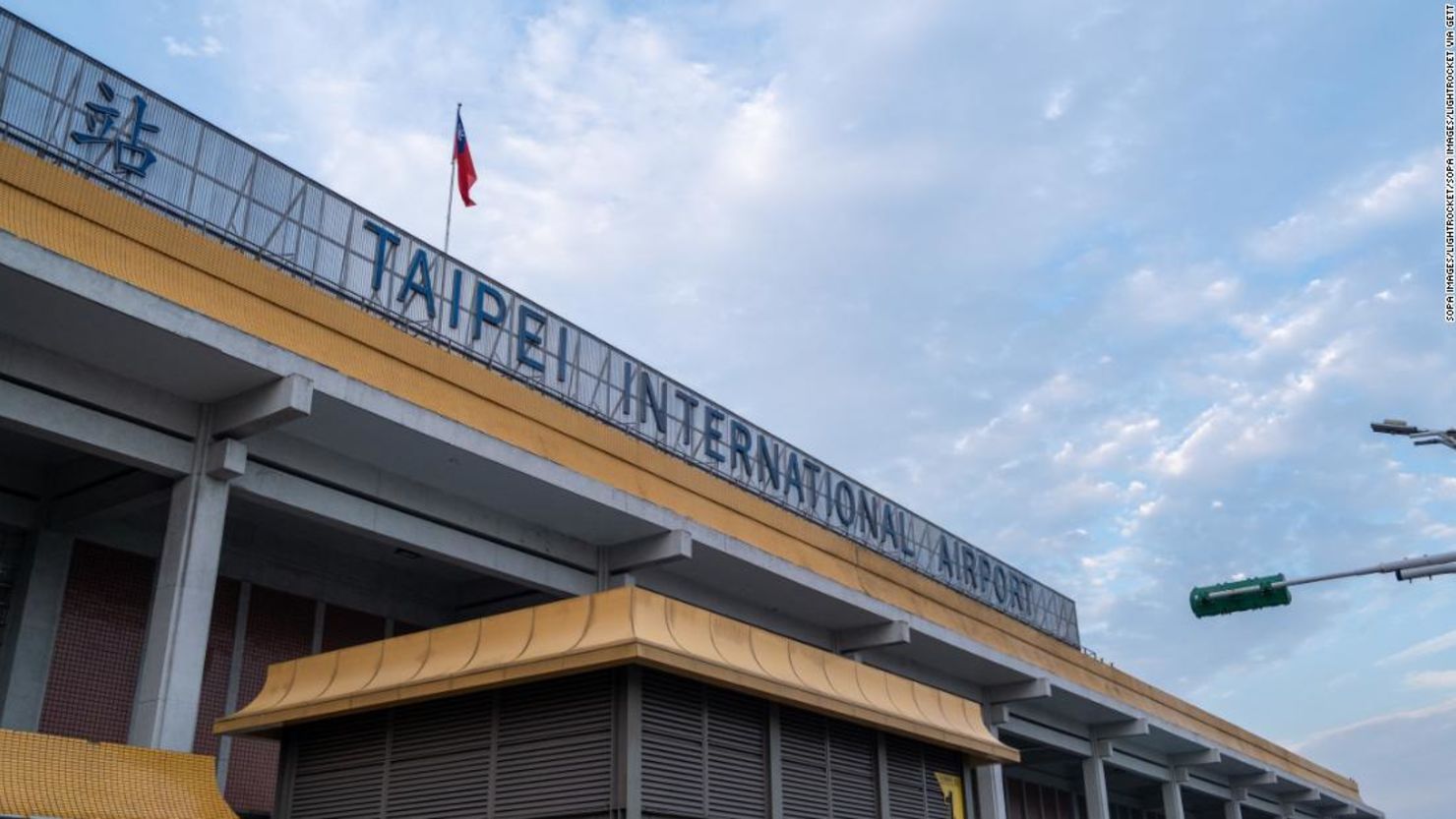 CNNE 846435 - el aeropuerto de taiwan ofrece tours 'finge ir al extranjero' en medio de la pandemia
