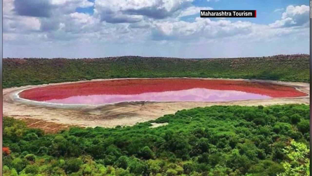 CNNE 846612 - india- el lago lonar se torna rosado