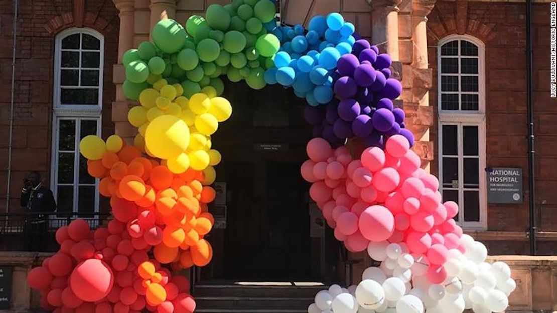 Un globo de arcoiris en la entrada del Hospital Nacional de Neurología y Neurocirugía durante el confinamiento, en el centro de Londres.