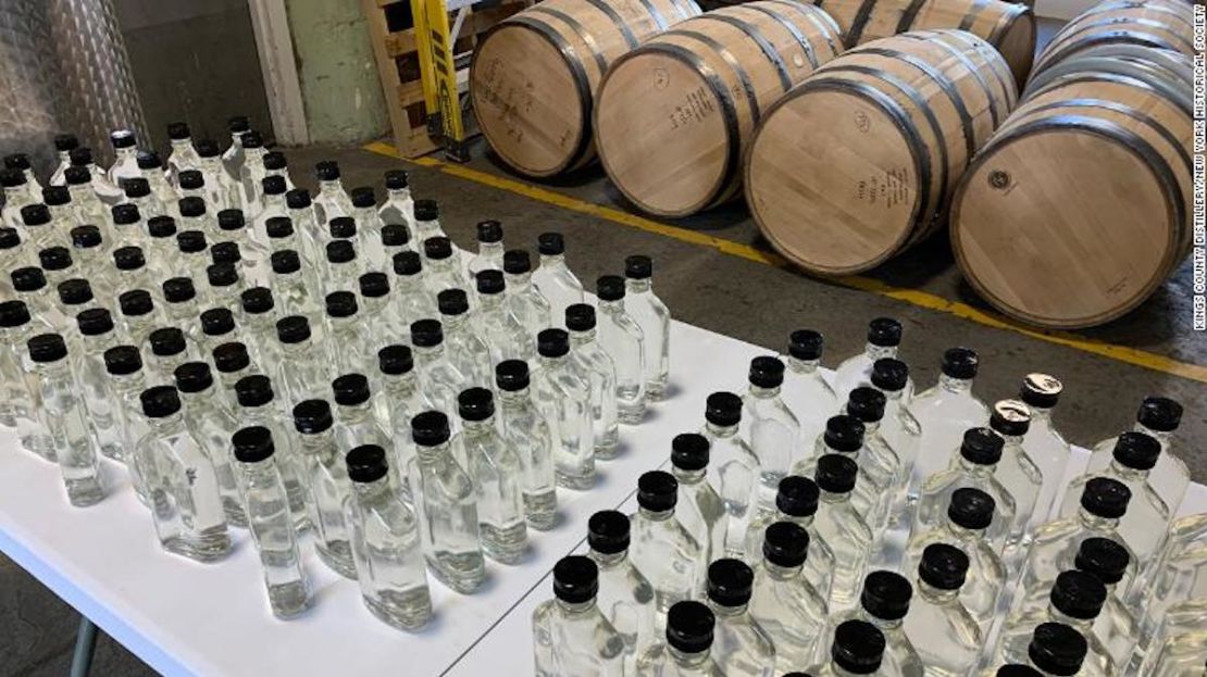 Filas de desinfectantes para manos producidos durante el confinamiento por una destilería de Brooklyn que normalmente produce whisky, en la ciudad de Nueva York.