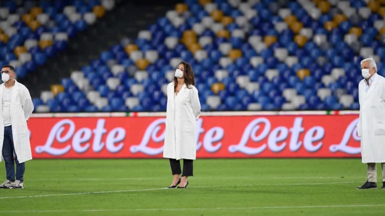 CNNE 847097 - copa de italia- homenaje a trabajadores de la salud en las semifinales