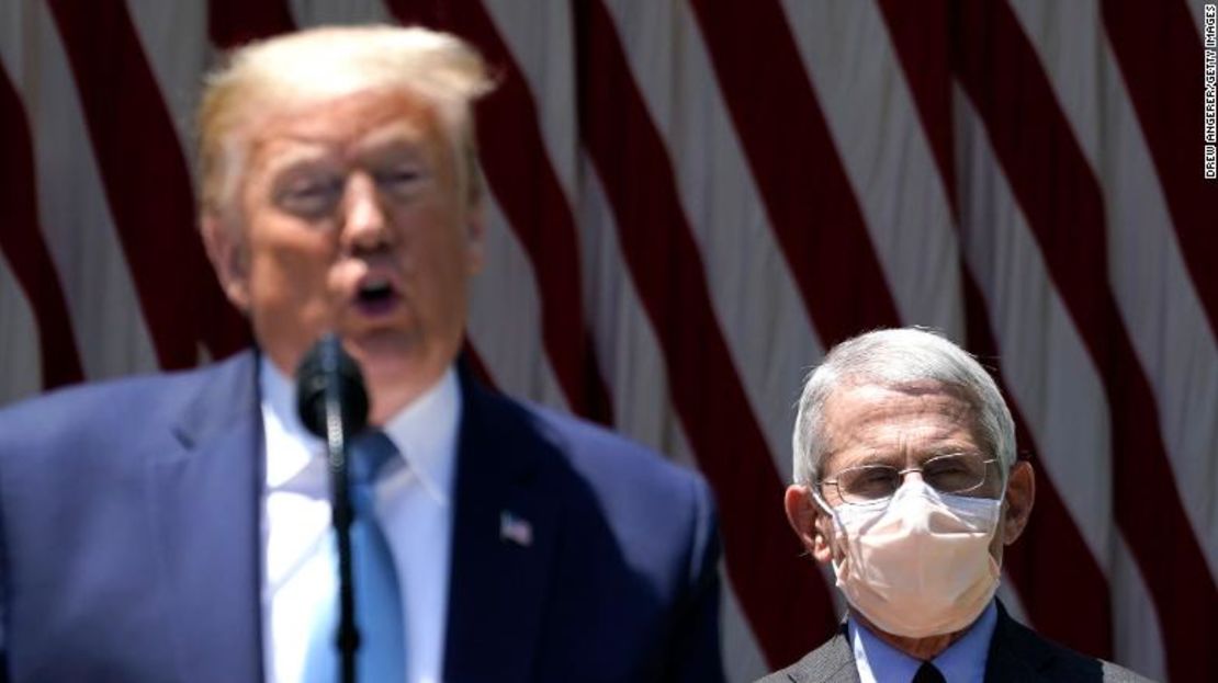 El presidente Donald Trump, acompañado por el Dr. Anthony Fauci, director del Instituto Nacional de Alergias y Enfermedades Infecciosas, habla sobre la vacuna contra el coronavirus en la Casa Blanca en mayo.