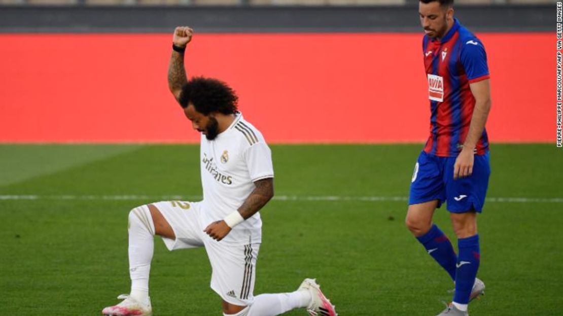 Marcelo se inclinó sobre una rodilla y levantó el puño en señal de solidaridad al movimiento Black Lives Matter después de anotar el tercer gol del Real.