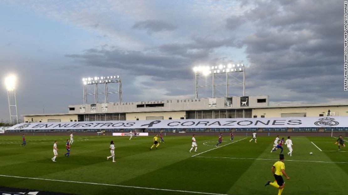 El Real Madrid eligió usar las gradas vacías en el Estadio Alfredo di Stefano para mostrar una pancarta que decía “En nuestros corazones”, como homenaje a las víctimas del coronavirus.