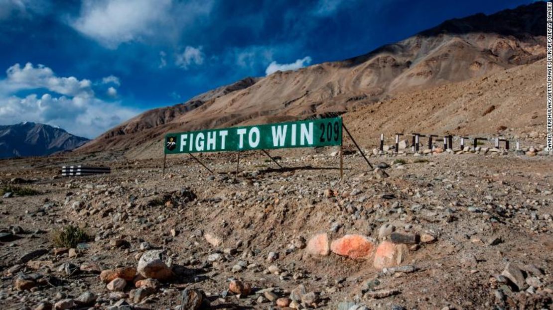 Una pancarta militar india junto a una carretera en Ladakh en 2012. La región comparte una frontera con China y Pakistán.