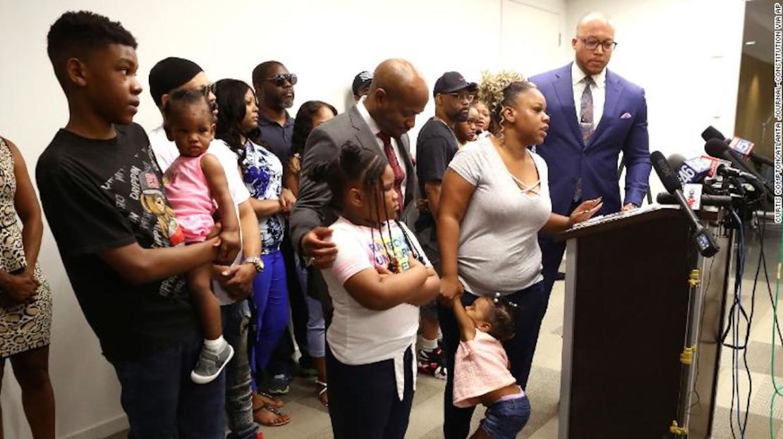 Tomika Miller, la esposa de Rayshard Brooks, habla en su memoria con sus hijos durante una conferencia de prensa, el 15 de junio de 2020.