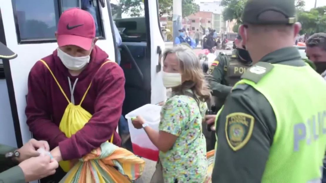 Imágenes del transporte de los migrantes este domingo.