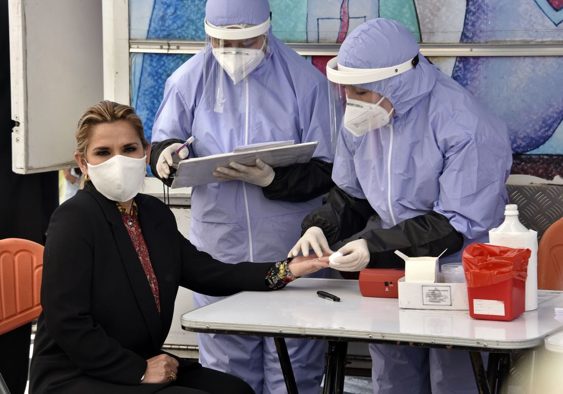 La presidenta interina de Bolivia, Jeanine Áñez, en un análisis de sangre en el palacio presidencial de La Paz el 12 de junio de 2020 (Aizar Raldes/ AFP/ Getty Images).