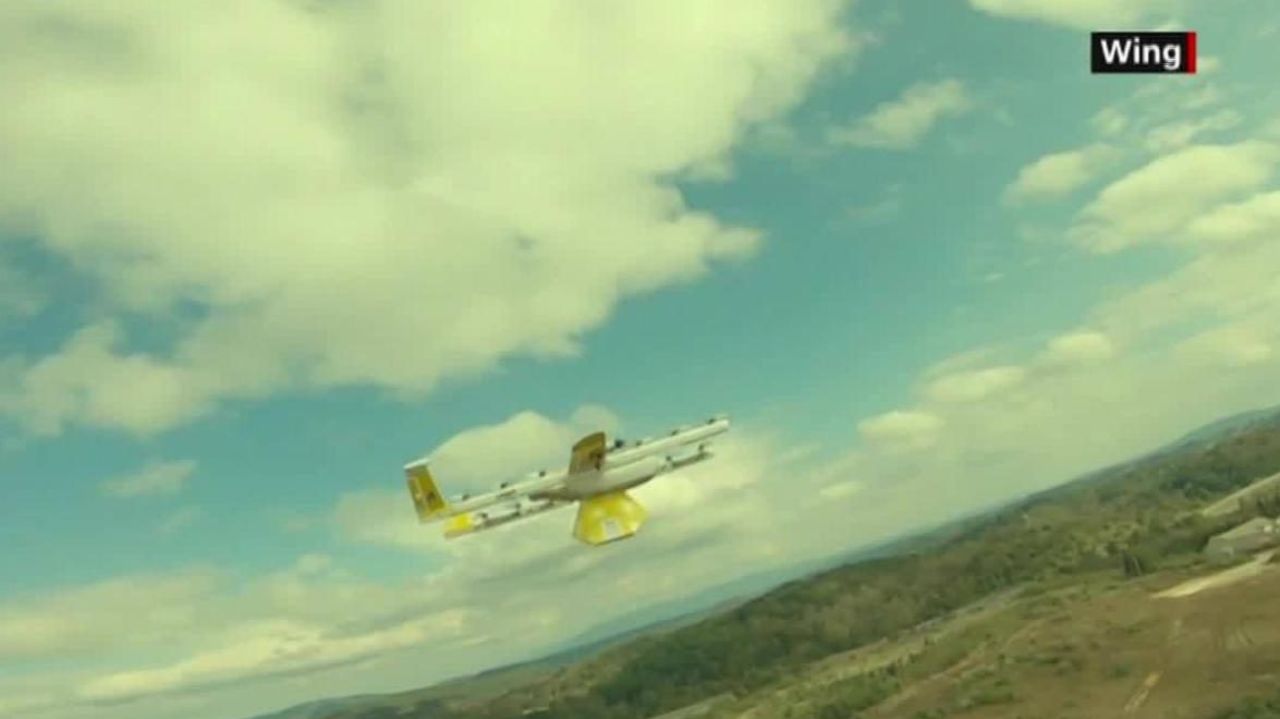 CNNE 848492 - ee-uu-- bibliotecaria envia libros por medio de drones