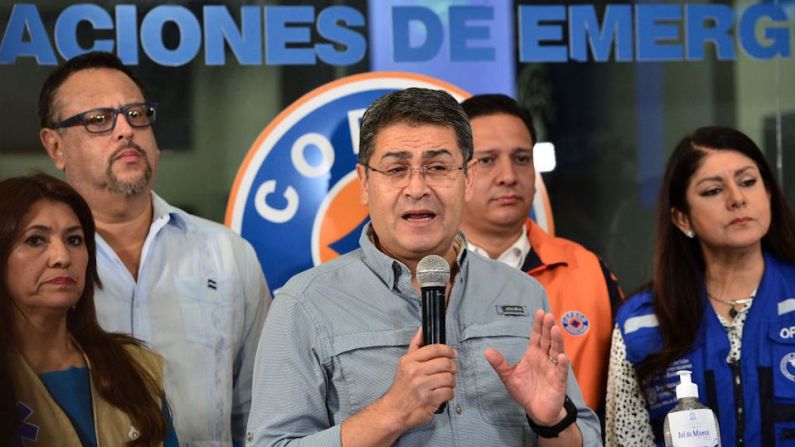 El presidente de Honduras, Juan Orlando Hernández, y su esposa dieron positivo por covid-19, según informó el mandatario el 16 de junio de 2020 en cadena de radio y televisión.