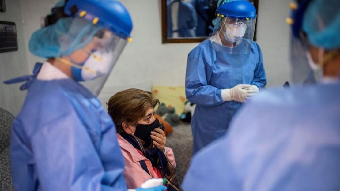 Miembros de una brigada de salud en Ciudad de México realizan visitas casa por casa para hacer pruebas de covid-19.