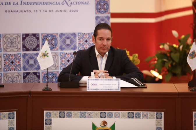 Francisco Domínguez Servién, gobernador de Querétaro, se sumó a la lista de políticos mexicanos con covid-19 el 28 de marzo de 2020. El 13 de abril fue dado de alta.