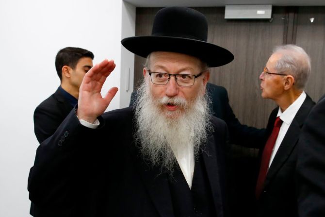 Yaakov Litzman, ministro de Salud de Israel, de 71 años, contrajo coronavirus en abril de 2020 y permaneció en casa y realizando su trabajo. El primer ministro de Israel, Benjamin Netanyahu, estuvo en contacto con Litzman y como manera preventiva se puso en autocuarentena en ese entonces.