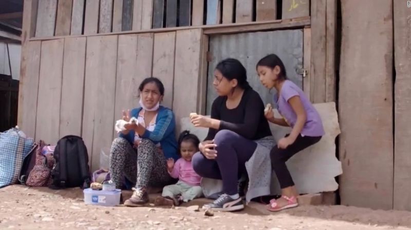 Caminó cientos de kilómetros con sus hijas hacia el amazonas para escapar del covid-19 | cnn