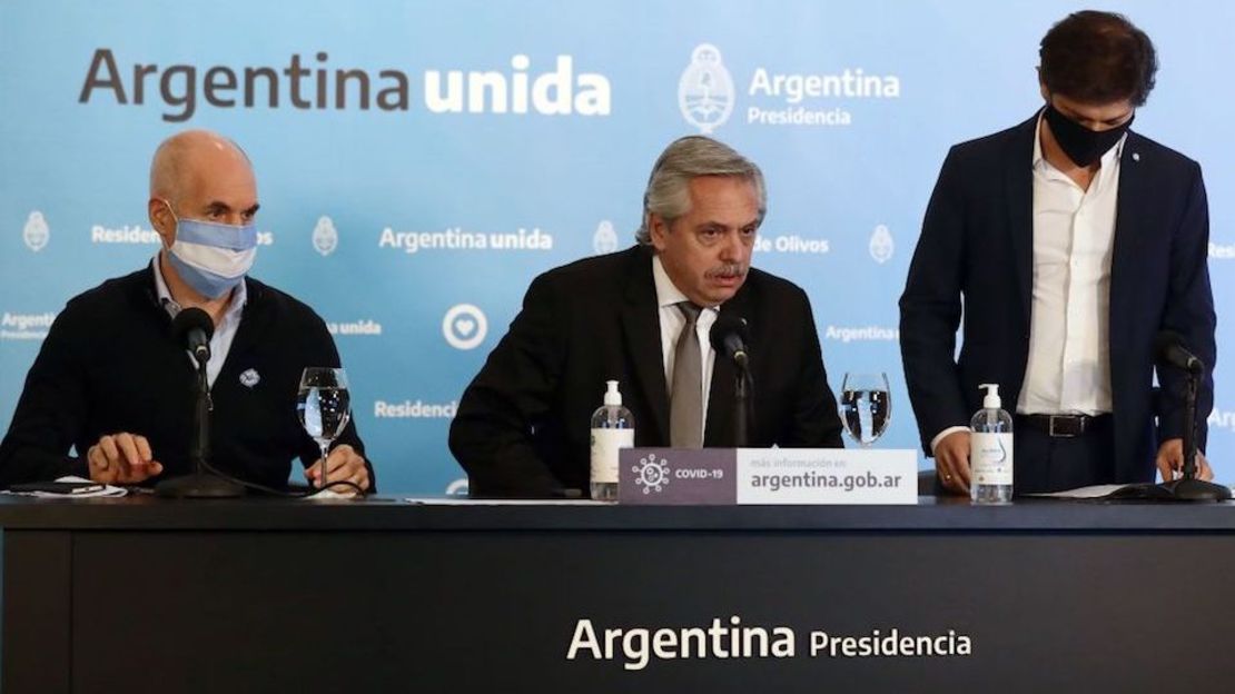 El presidente de Argentina, Alberto Fernández (centro), el 23 de mayo con autoridades de Buenos Aires.