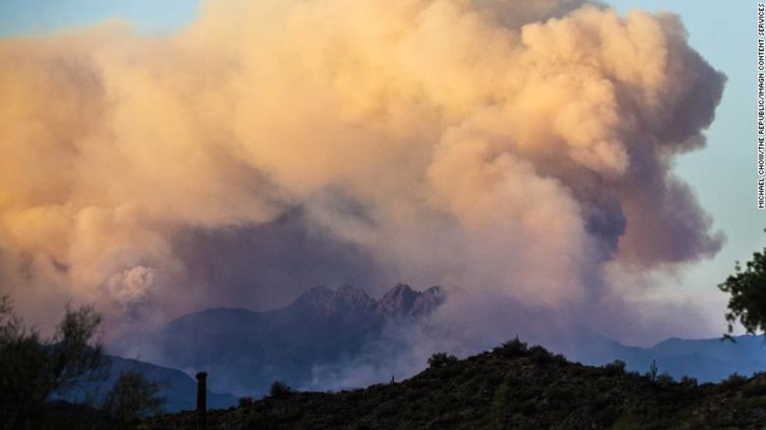 El mayor de los incendios den el estado es el incendio conocido como Bush, que arde al noreste de Phoenix en el Bosque Nacional de Tonto.