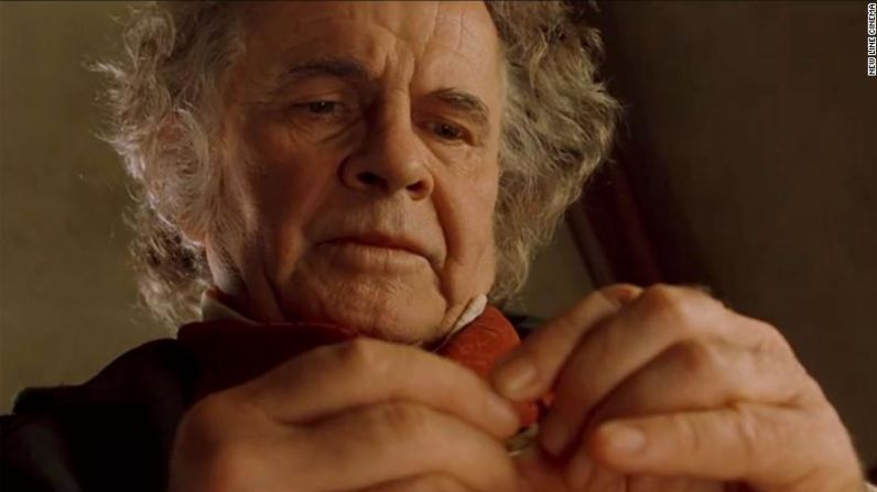 El actor británico Ian Holm murió a los 88 años el 19 de junio. Holm, que tuvo larga y variada carrera como actor, en la que interpretó una serie de personajes, incluidos Bilbo Baggins en la trilogía de “El señor de los anillos”.
