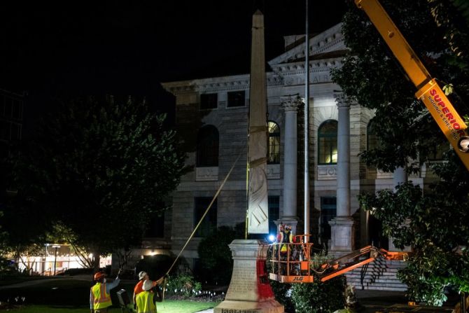 En la madrugada del 19 de junio, trabajadores de la ciudad de Atlanta removieron un monumento confederado en Decatur, en el noreste de la ciudad, en medio de cientos de personas que celebraban la medida. Para los opositores, los monumentos confederados son símbolo de racismo.