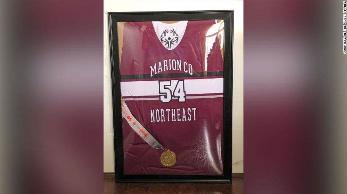 Las Olimpiadas Especiales del Nordeste del Condado de Marion retiraron el número de la camiseta de baloncesto de Andre, el número 54, y se lo enviaron a su familia.