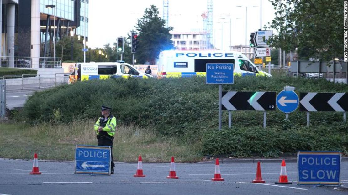 La policía bloquea la entrada cerca de Forbury Gardens en el centro de Reading.