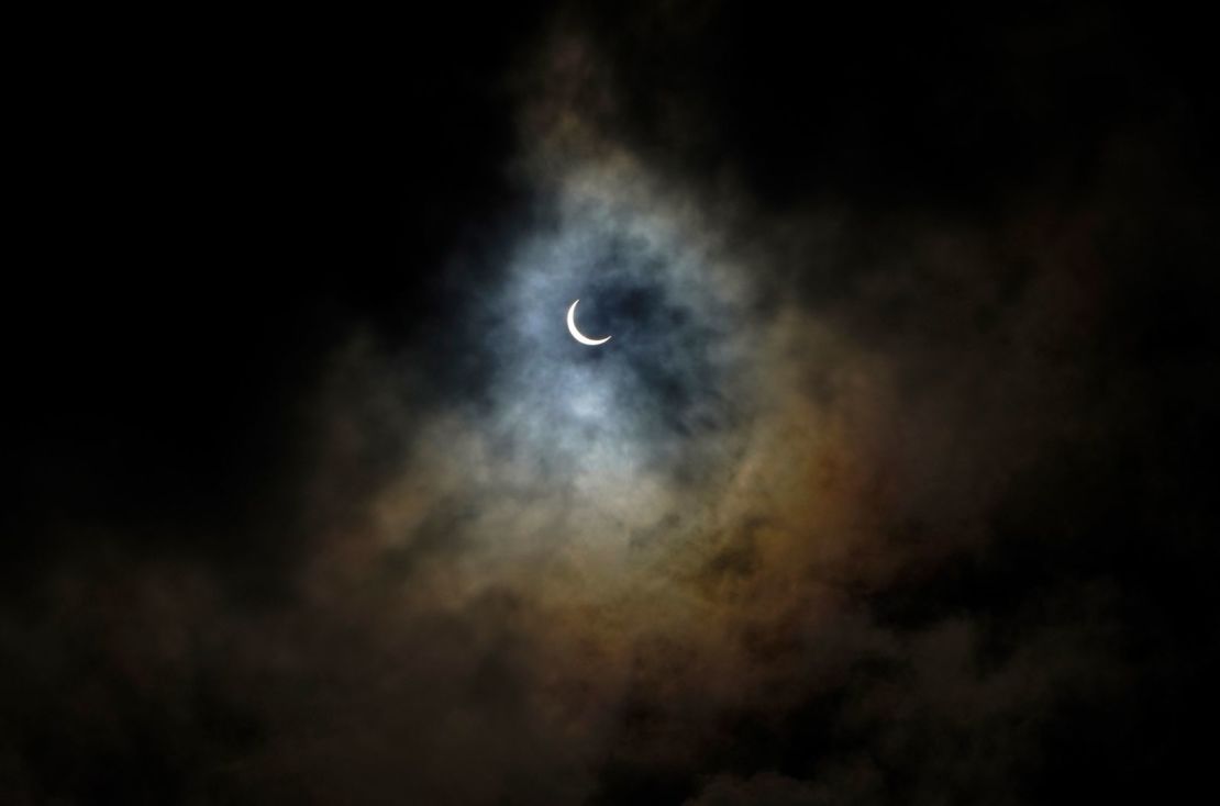 El eclipse se ve a través de las nubes de lluvia en Hong Kong.