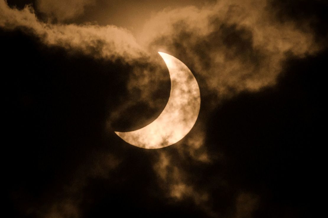 El eclipse solar parcial capturado con un filtro infrarrojo de Nairobi, Kenya.