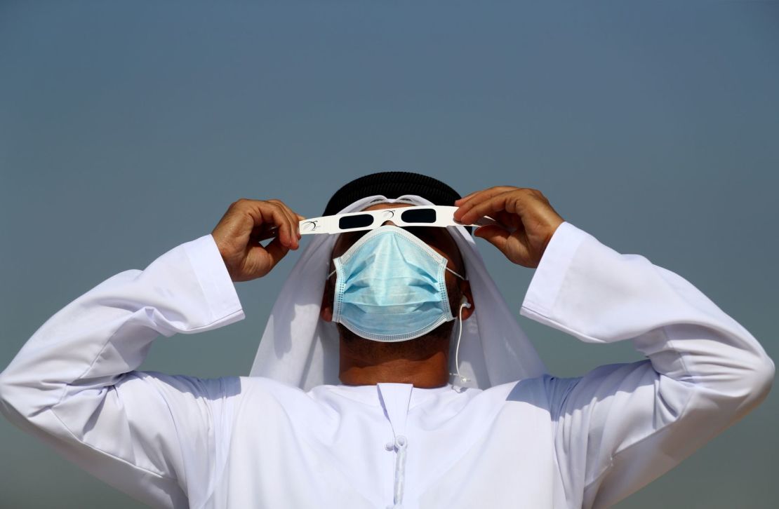 Un hombre observa el eclipse parcial en Dubai, Emiratos Árabes Unidos.