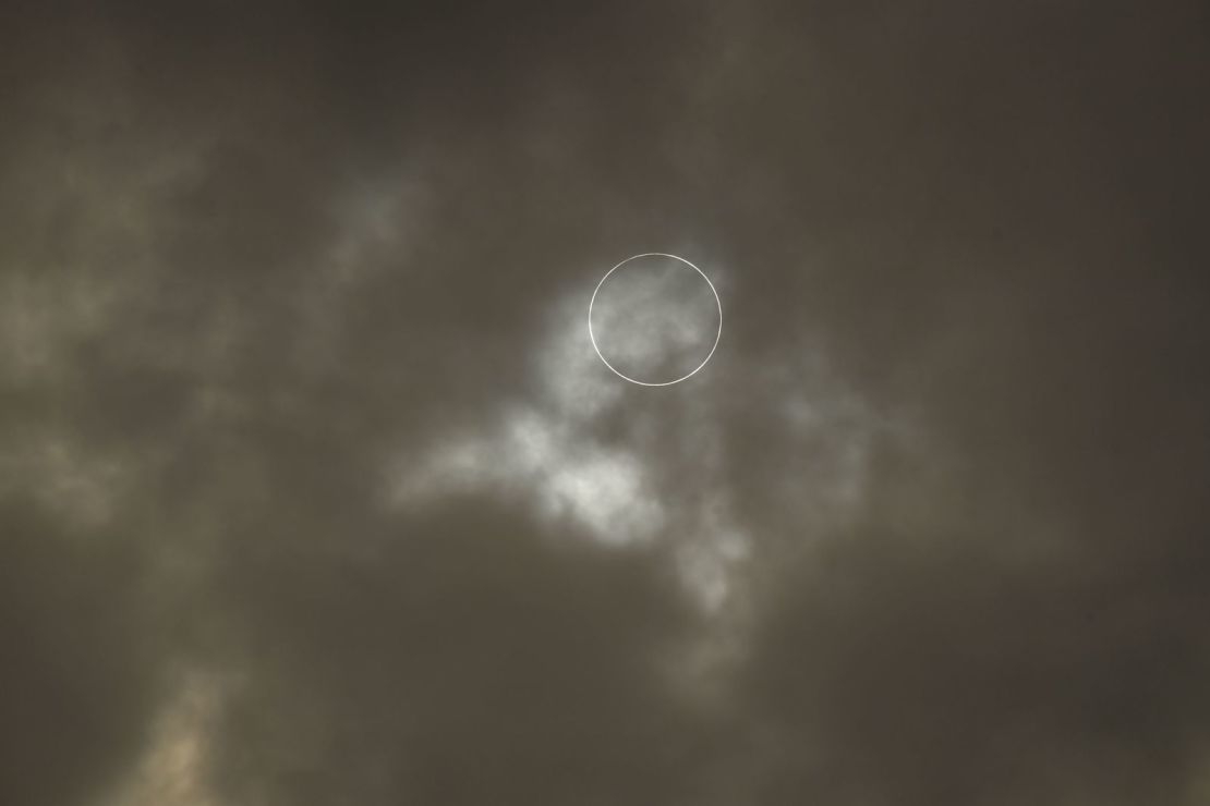 El "anillo de fuego" se ve desde Leiyang, China. El anillo de fuego es visible durante un eclipse cuando la Luna está más cerca del Sol que la Tierra, lo que permite que el borde exterior del sol aparezca alrededor de la Luna. El eclipse solar de 2017 observado desde Estados Unidos no produjo un anillo de fuego porque la Luna estaba más cerca de la Tierra que el Sol.