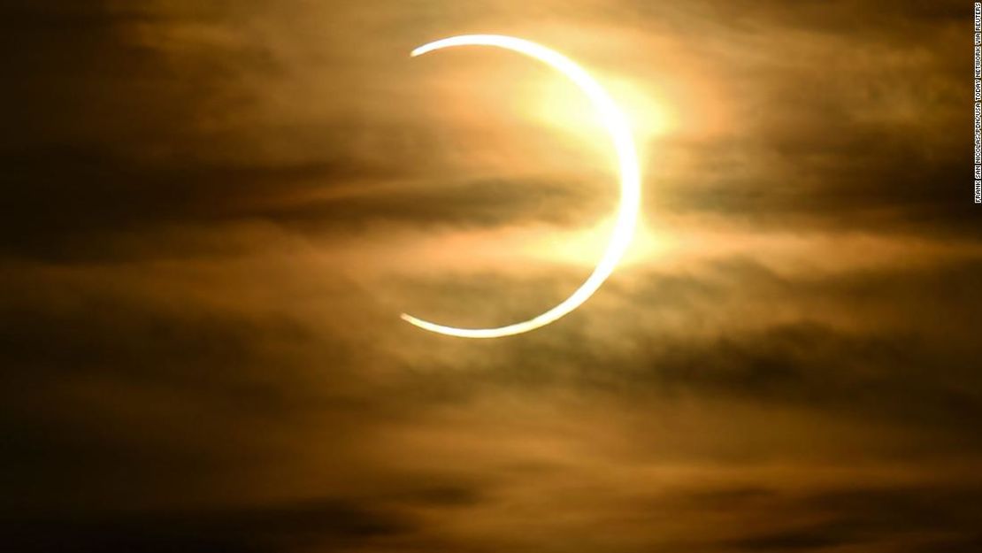 El eclipse solar parcial visto desde Asan, Guam, el domingo 21 de junio.