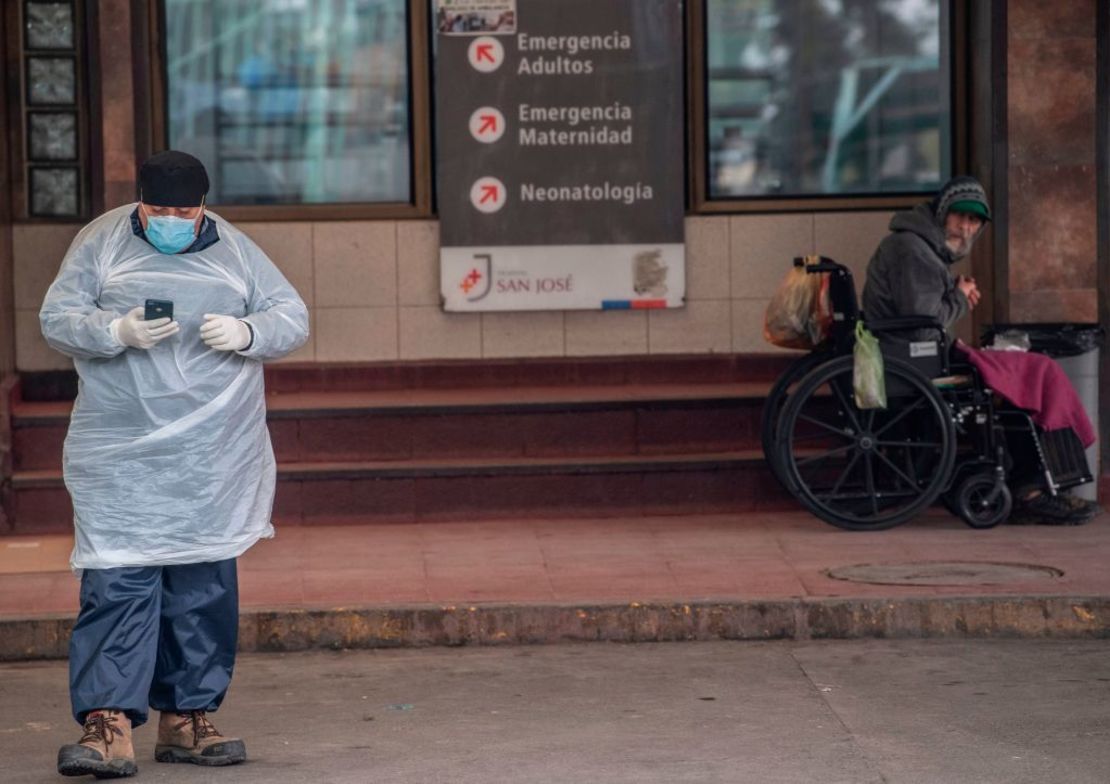 A health worker wearing a personal protective suit to prevent the spread of the new coronavirus COVID-19, take a break outside San Jose Hospital, in Santiago, on June 18, 2020, amid the novel coronavirus pandemic. - Chile exceeded 225,000 infections and 3,841 deaths due to coronavirus, being as one of the countries most affected by the pandemic, while reinforcing the quarantine that affects nearly half of its 18 million inhabitants. (Photo by MARTIN BERNETTI / AFP)