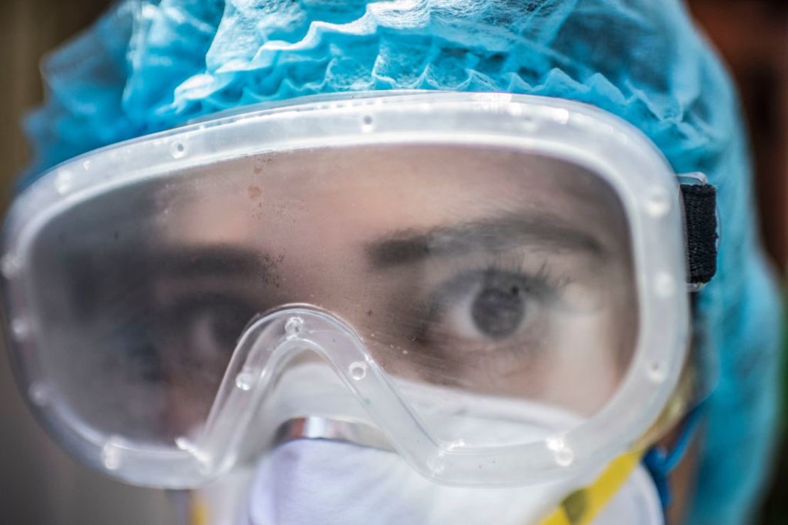 TOPSHOT - A health worker looks on during a door-to-door visit to carry out COVID-19 tests in Mexico City, on June 16, 2020, amid the new coronavirus pandemic. (Photo by PEDRO PARDO / AFP)