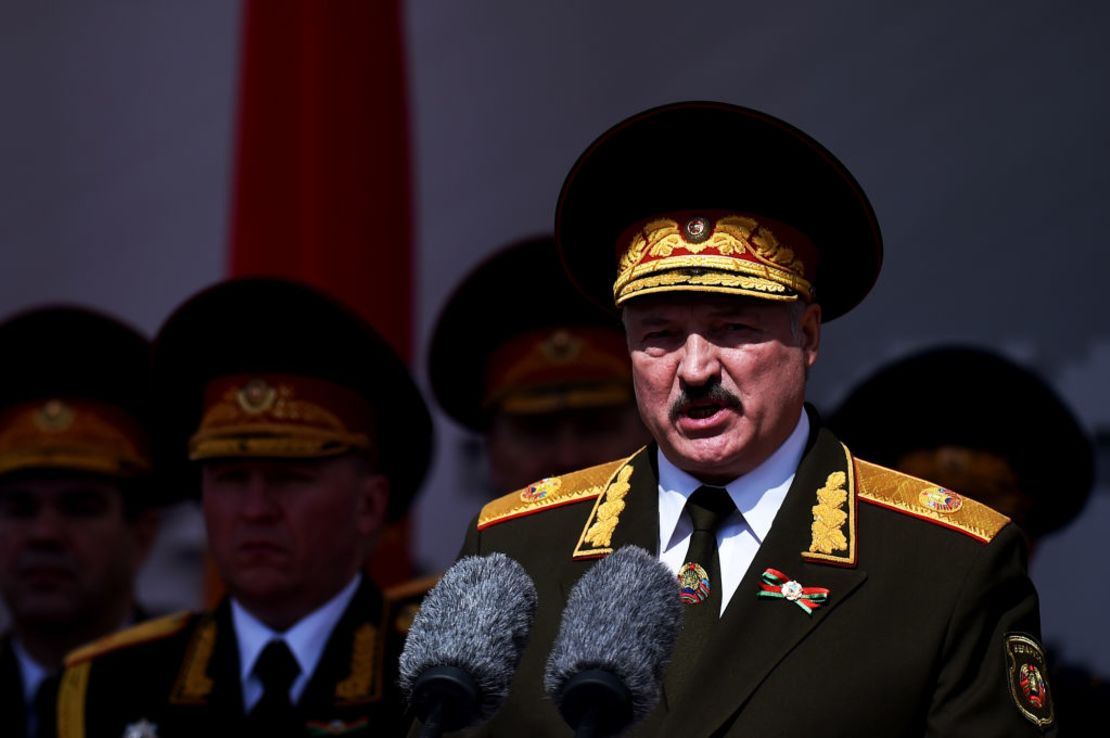 El presidente de Bielorrusia Alexander Lukashenko da un discurso durante un desfile militar para celebrar el aniversario 75 de la victoria de la Unión Soviética sobre la Alemania Nazi en la Segunda Guerra Mundial, el 9 de mayo de 2020.