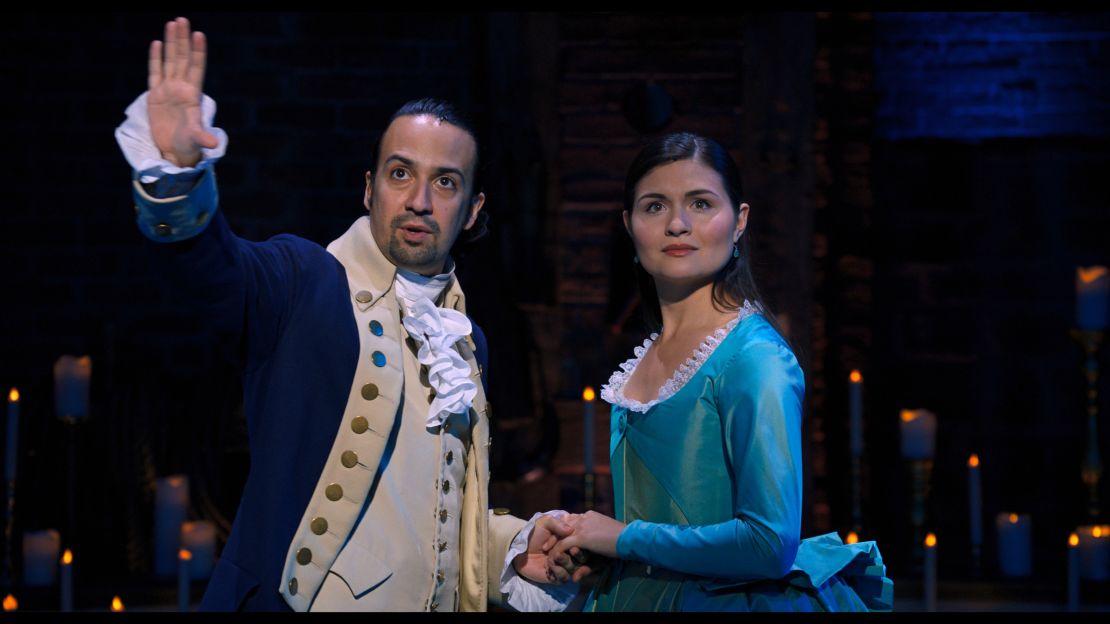 "Hamilton" combina los mejores elementos del teatro en vivo, el cine y la transmisión en una plataforma para llevar el fenómeno cultural a los hogares de todo el mundo para una experiencia emocionante y única en la vida.