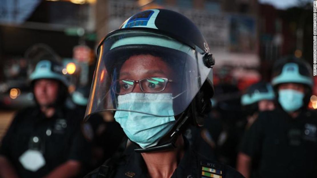 Una policía patrulla las calles en medio de las protestas por la muerte de George Floyd en Brooklyn, Nueva York, el 6 de junio de 2020.