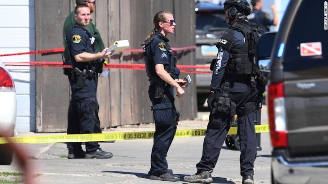 Una agente de policía y otros procesan la escena de un tiroteo en Grand Forks, Dakota del Norte, el 27 de mayo de 2020.