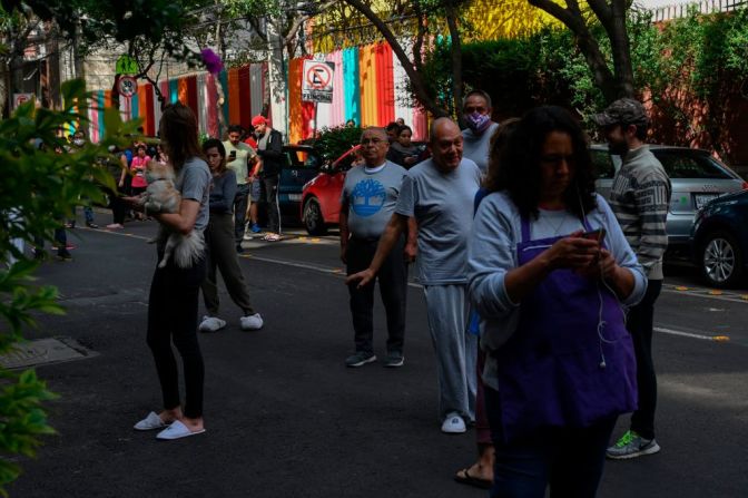 Un grupo de personas salieron a la calle durante un sismo Ciudad de México este 23 de junio.