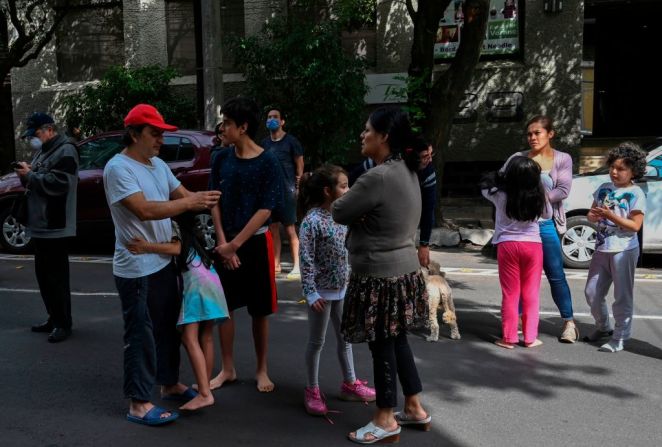 Vecinos salieron a las calles después de que sonara la alerta sísmica, un mecanismo que alerta de los temblores.