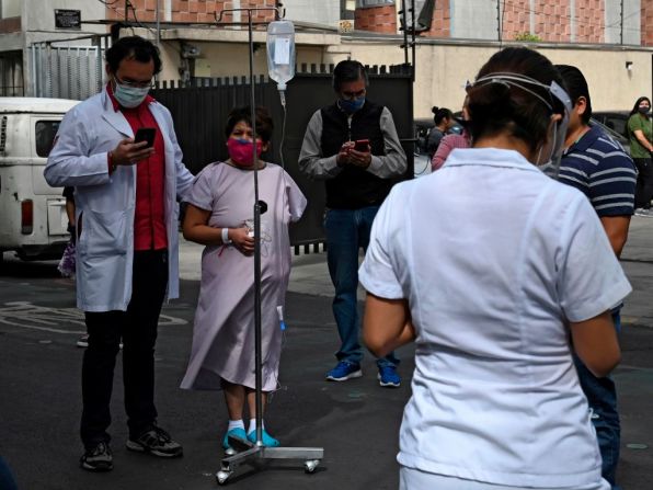 Una paciente y un médico son vistos en la calle en Ciudad de México tras el sismo que sacudió al país.