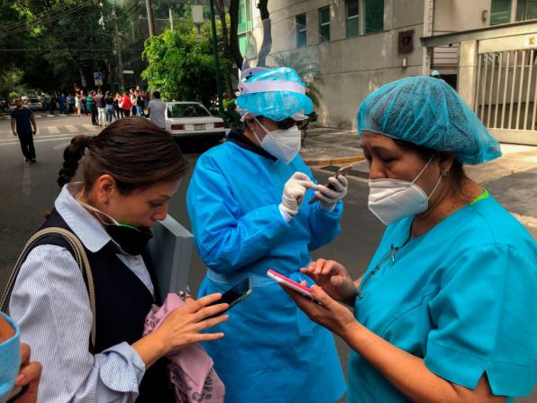 Médicos a las afueras de un hospital en Ciudad de México. El sismo se produce mientras en el país el número de casos de coronavirus supera los 185.000.