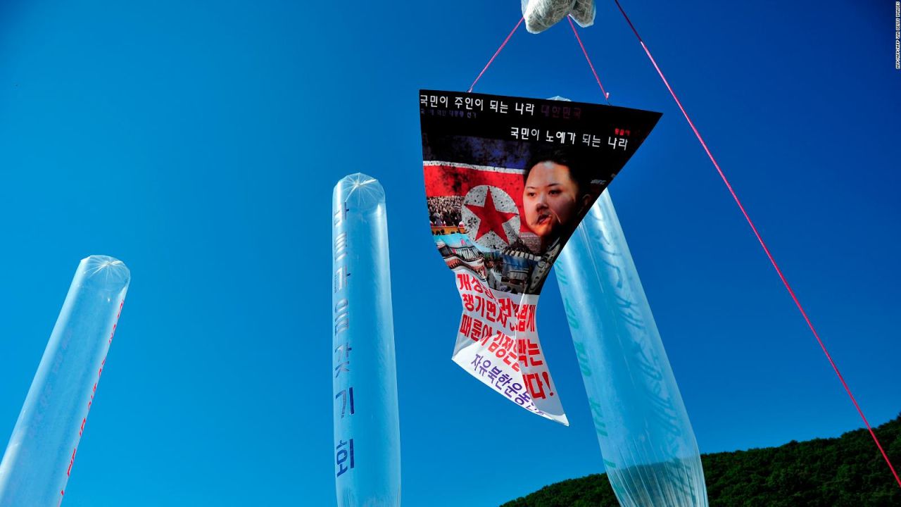CNNE 852325 - disidentes norcoreanos envian panfletos contra kim jong-un