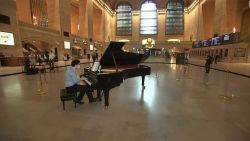 CNNE 852400 - pianista recibe a pasajeros en grand central